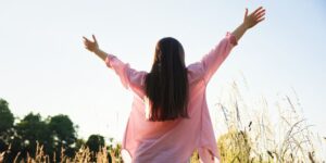 A woman enjoying time in nature, feeling freedom.
